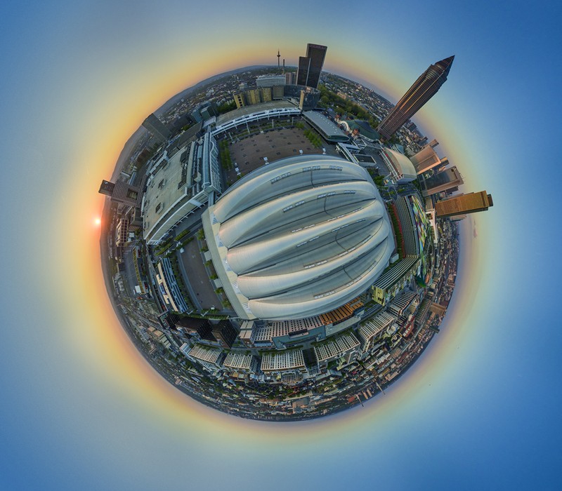 Spannende Perspektive: Die Frankfurter Messehalle als beeindruckendes Little Planet!
