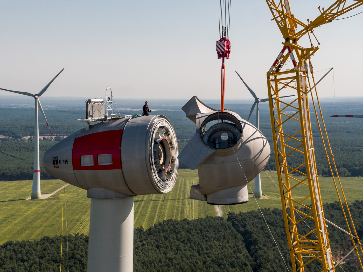Luftaufnahme (Airshot, aerial photography) für Energiequelle GmbH - Visualisierung von Arbeitsprozessen, hier Windradmontage © Industriefotograf Thorsten Schmidtkord Düsseldorf