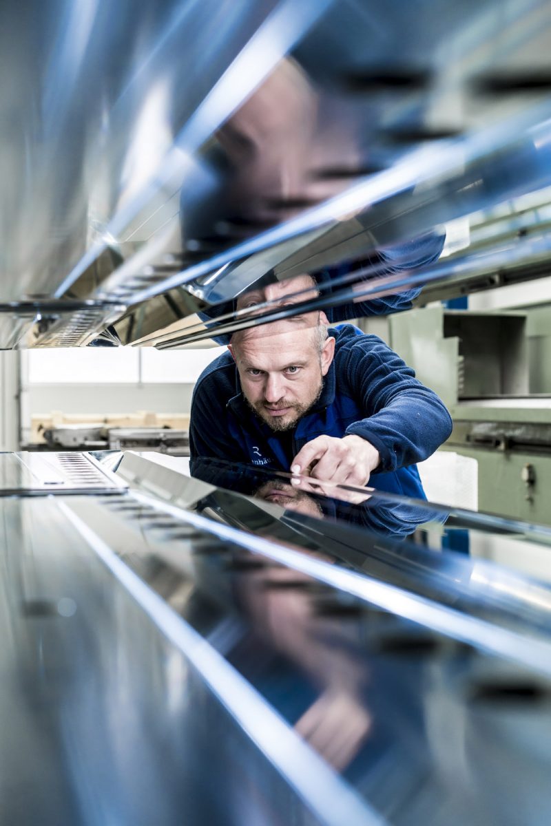EXPOSE Corporate Experten. Visualisierungen für die gesamte Berichtsfamilie. 1 Industriefotografie: Reifenhäuser Group Mitarbeiter bei der Arbeit - Arbeitsprozesse © Industriefotograf Thorsten Schmidtkord Düsseldorf