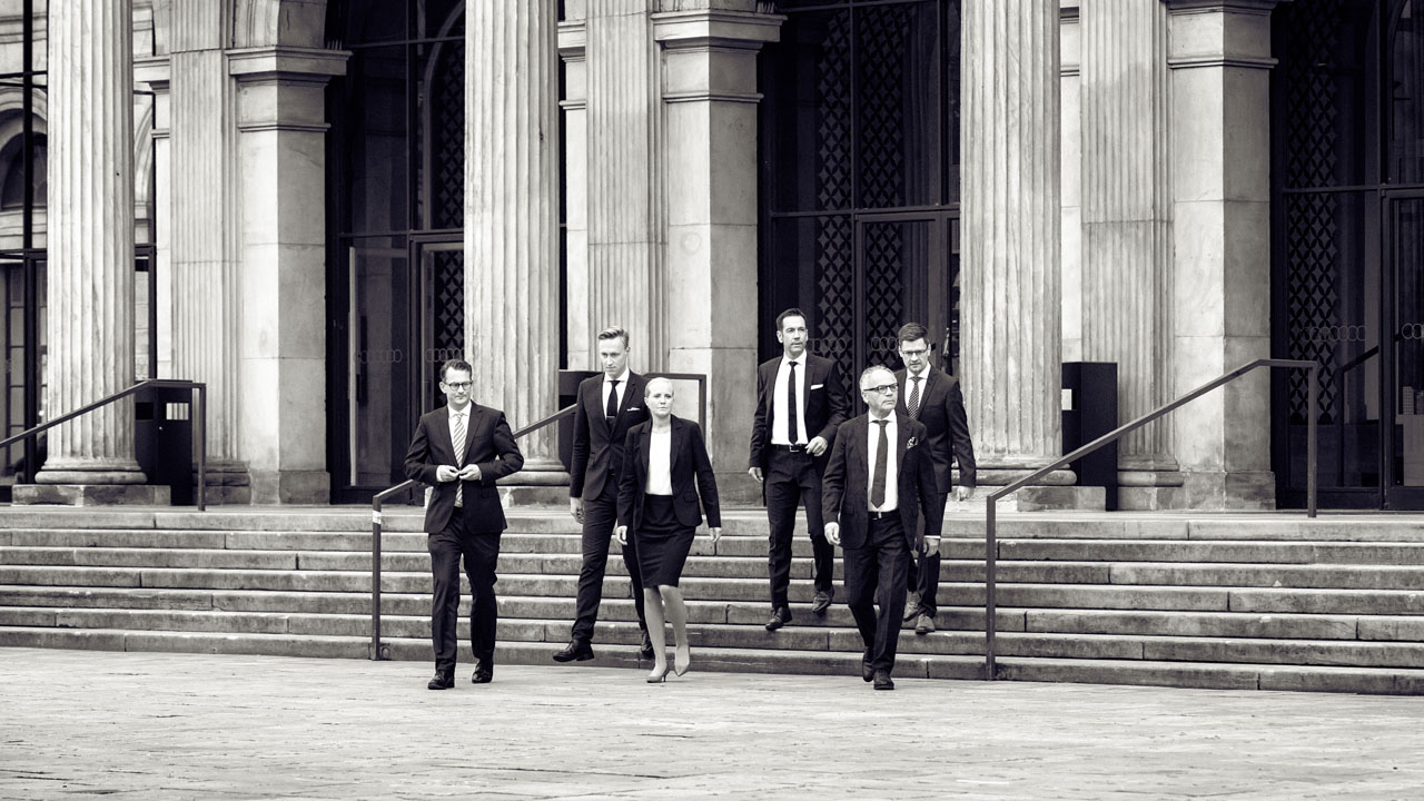 EXPOSE Christian O. Bruch: sympathische Portraits von Vorstand und Management 6 Portraitfotografie des Hamburger Fotografen Christian O. Bruch: Gruppenportrait für den Webauftritt der Brüggehagen Rechtsanwälte. Corporate Business Portraits.