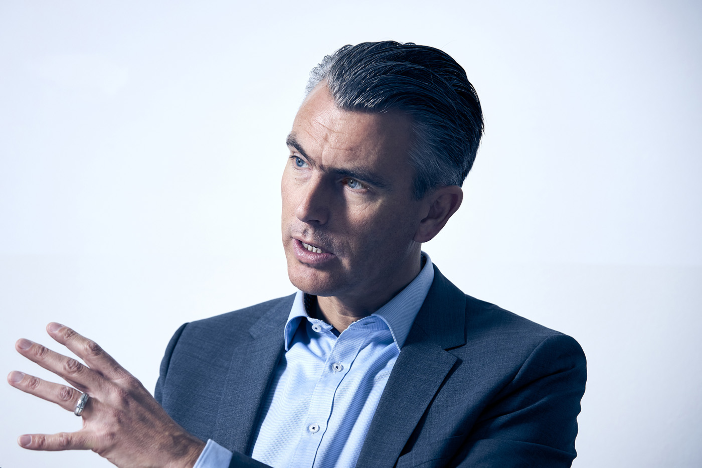 Business Portraits vom Vorstand, Manager und Mitarbeiter, hier ein Portrait von Enno Spillner - CFO Evotec SE für Thieme Verlag - Portraitfotograf Christian O. Bruch