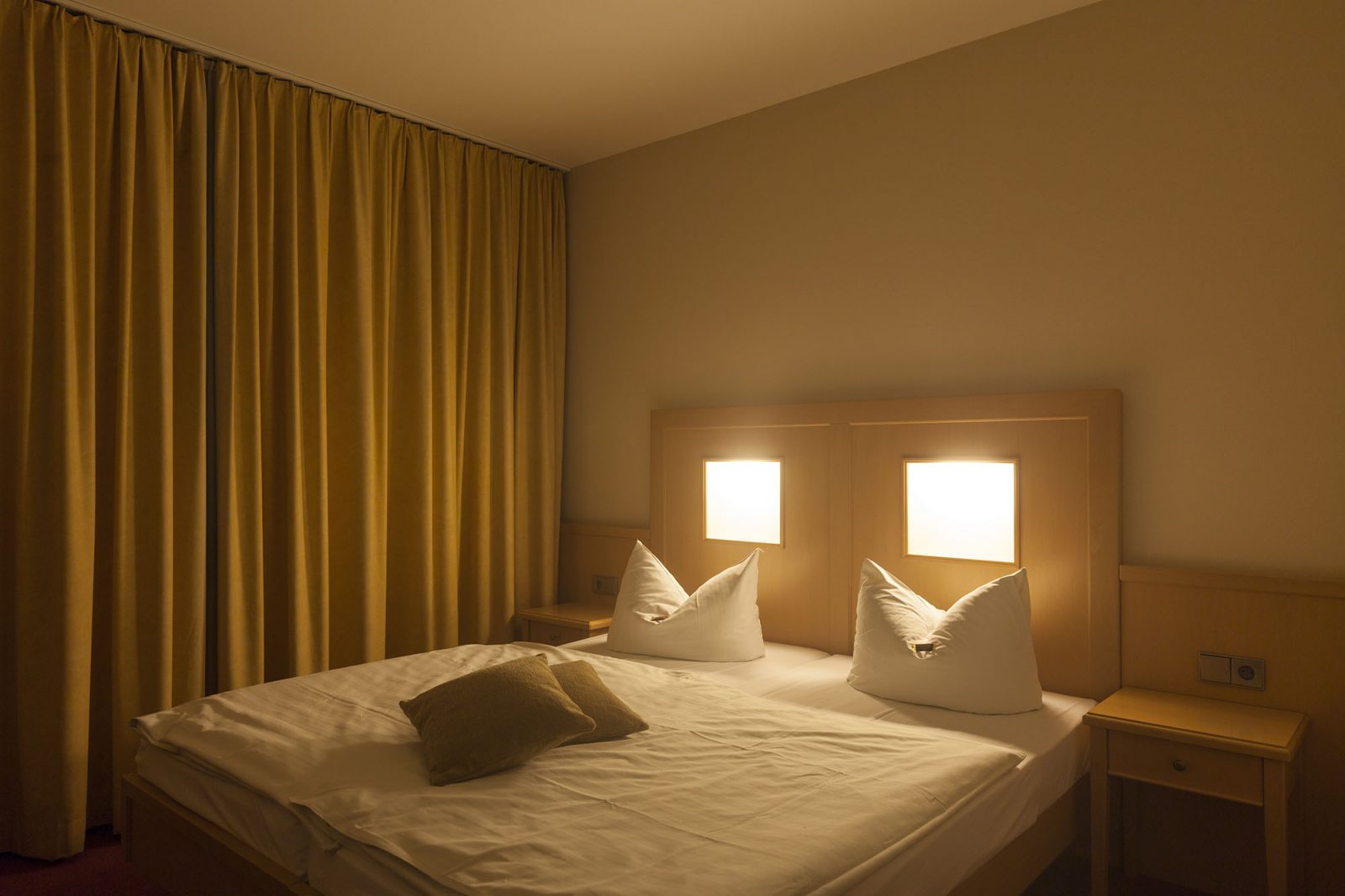 Bett und Einrichtung eines Hotelzimmers.  19.01.2015 Europa, Deutschland, Berlin. Christian O. Bruch / LAIF