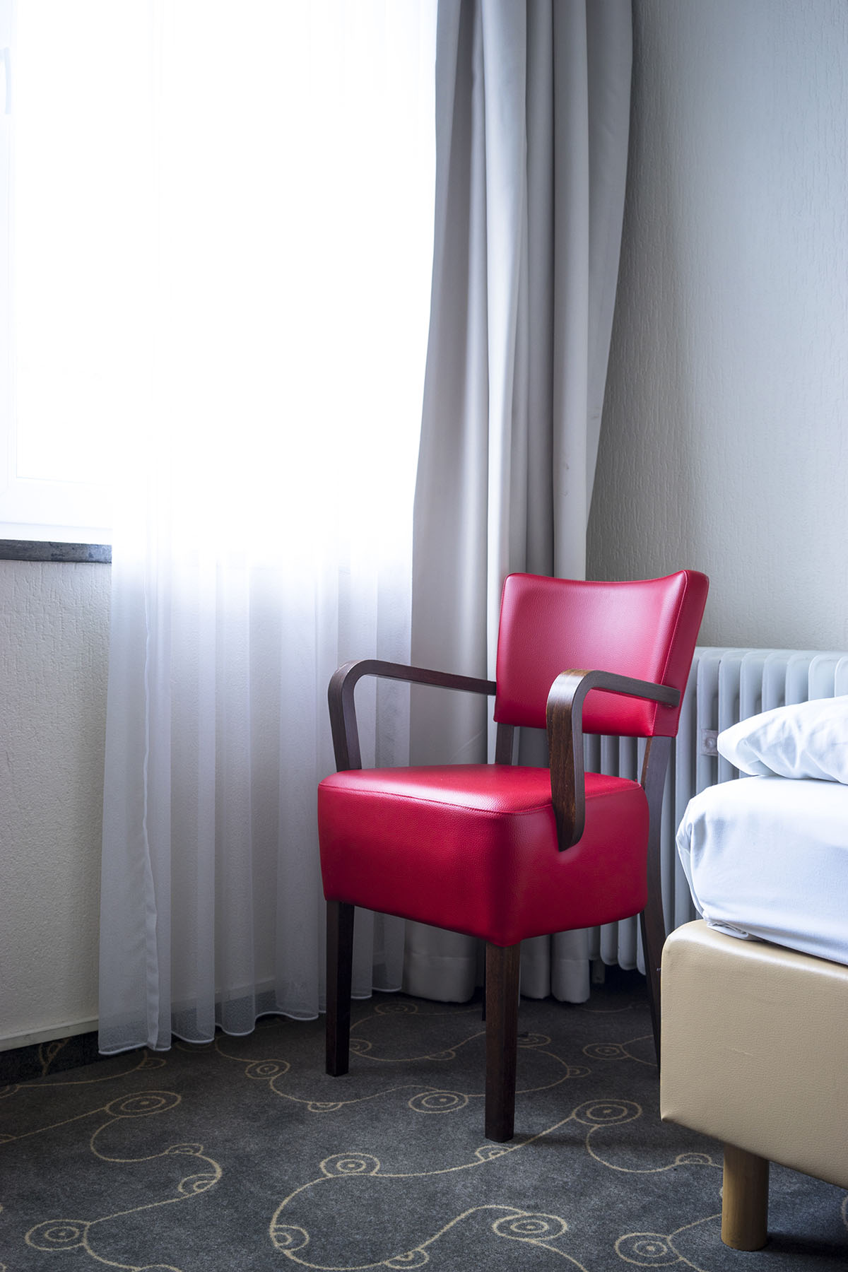 Fotografie | Reportage | inszenierte Dokumentation | hier ein roter Sessel in der Einrichtung eines Hotelzimmers | Fotograf Christian O. Bruch | Corporate Experten Foto + Video - EXPOSE Düsseldorf Hamburg Berlin
