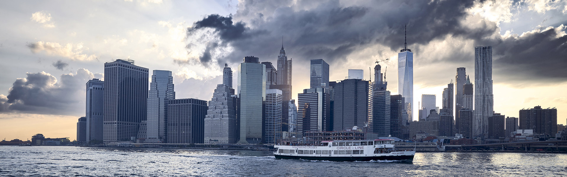 Fotografie  |   Reportage  |   inszenierte Dokumentation  |   hier Blick auf den Finanzdistrict in Manhattan, New York, im Licht der untergehenden Sonne, mit dem One World Trade Center Turm, das hoechste Gebaeude in den USA  |   Fotograf Christian O. Bruch  |   Corporate Experten Foto + Video - EXPOSE Düsseldorf Hamburg Berlin