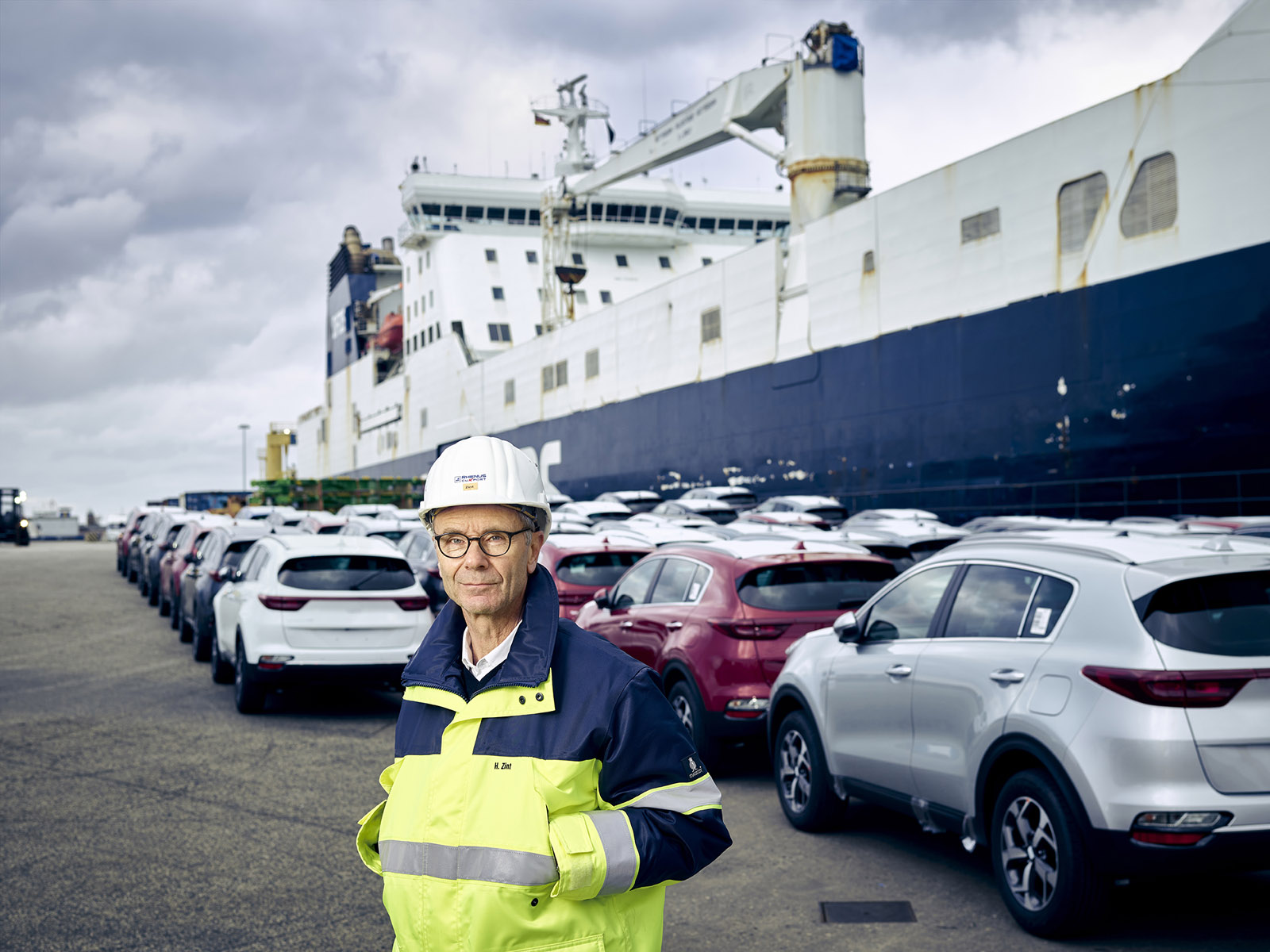Mit 15 Hafenstandorten ist Niedersachsen Ports der größte Betreiber öffentlicher Seehäfen in Deutschland. Für den aktuellen Nachhaltigkeitsbericht, mit vielen Infos über Fortschritt und Entwicklung in seinen Häfen, beauftragte Niedersachsen Ports erneut den Corporate Spezialisten Christian O. Bruch, dafür Motive aus der Unternehmenswelt zu visualisieren. Für einige davon hat der Fotograf immer wieder eine ganz besondere Interpretation: Dann kombiniert er die bemerkenswerte Hafenszenerie oder auch unternehmensspezifische Motive mit der Faszination der Blauen Stunde. Damit entwickelte Christian O. Bruch einen ganz eigenen Bildstil für den Corporate Bilderpool und eröffnet so den Stakeholdern von Niedersachsen Ports einen ganz besonderen Blick auf das Unternehmen.