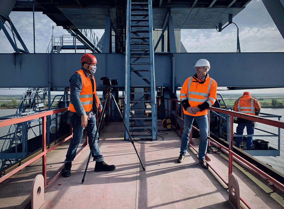 EXPOSE Corporate Photo | Christian Bruch für Niedersachsen Ports. 10 Industriefotografie Christian O. Bruch | Bildmaterial für den Nachhaltigkeitsbericht für Niedersachsen Ports, hier ein Making Of Motiv, während des Fotoshootings-.