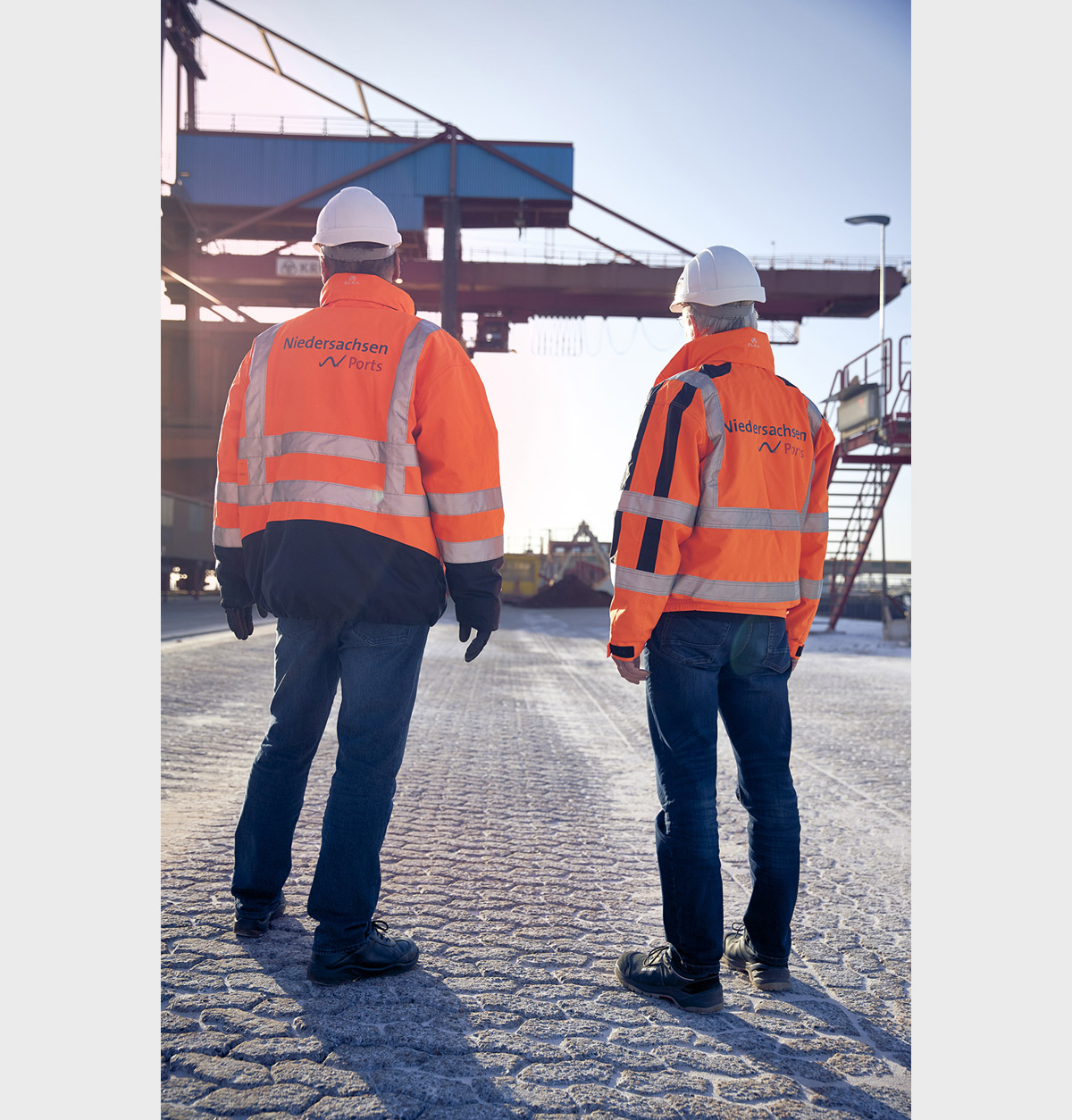 Mit 15 Hafenstandorten ist Niedersachsen Ports der größte Betreiber öffentlicher Seehäfen in Deutschland. Für den aktuellen Nachhaltigkeitsbericht, mit vielen Infos über Fortschritt und Entwicklung in seinen Häfen, beauftragte Niedersachsen Ports erneut den Corporate Spezialisten Christian O. Bruch, dafür Motive aus der Unternehmenswelt zu visualisieren. Für einige davon hat der Fotograf immer wieder eine ganz besondere Interpretation: Dann kombiniert er die bemerkenswerte Hafenszenerie oder auch unternehmensspezifische Motive mit der Faszination der Blauen Stunde. Damit entwickelte Christian O. Bruch einen ganz eigenen Bildstil für den Corporate Bilderpool und eröffnet so den Stakeholdern von Niedersachsen Ports einen ganz besonderen Blick auf das Unternehmen.