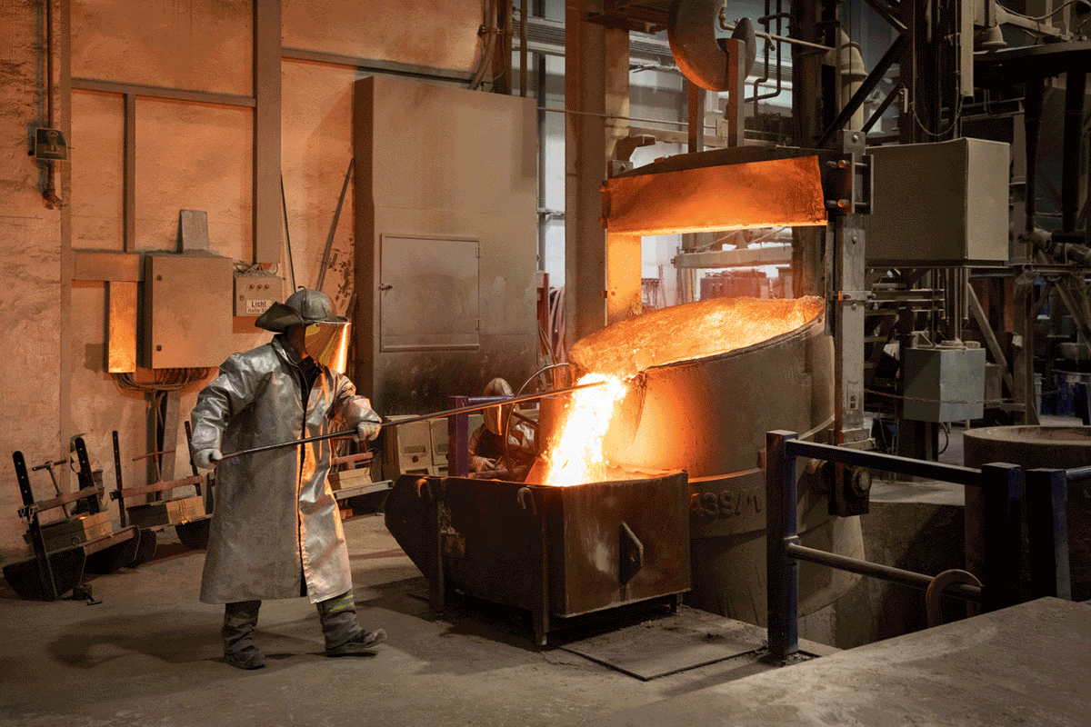 EXPOSE | Industriefotografie für die Metallbranche. 7 Industriefotografie vom Fotografen Martin Tervoort, hier Mitarbeiter der MMG im Arbeitsumfeld - Metallguss, im Büro am PC, Metallarbeiten, Geschäftsführerportrait - Schiffspropeller | Corporate Experten Foto + Video - EXPOSE Düsseldorf Hamburg Berlin
