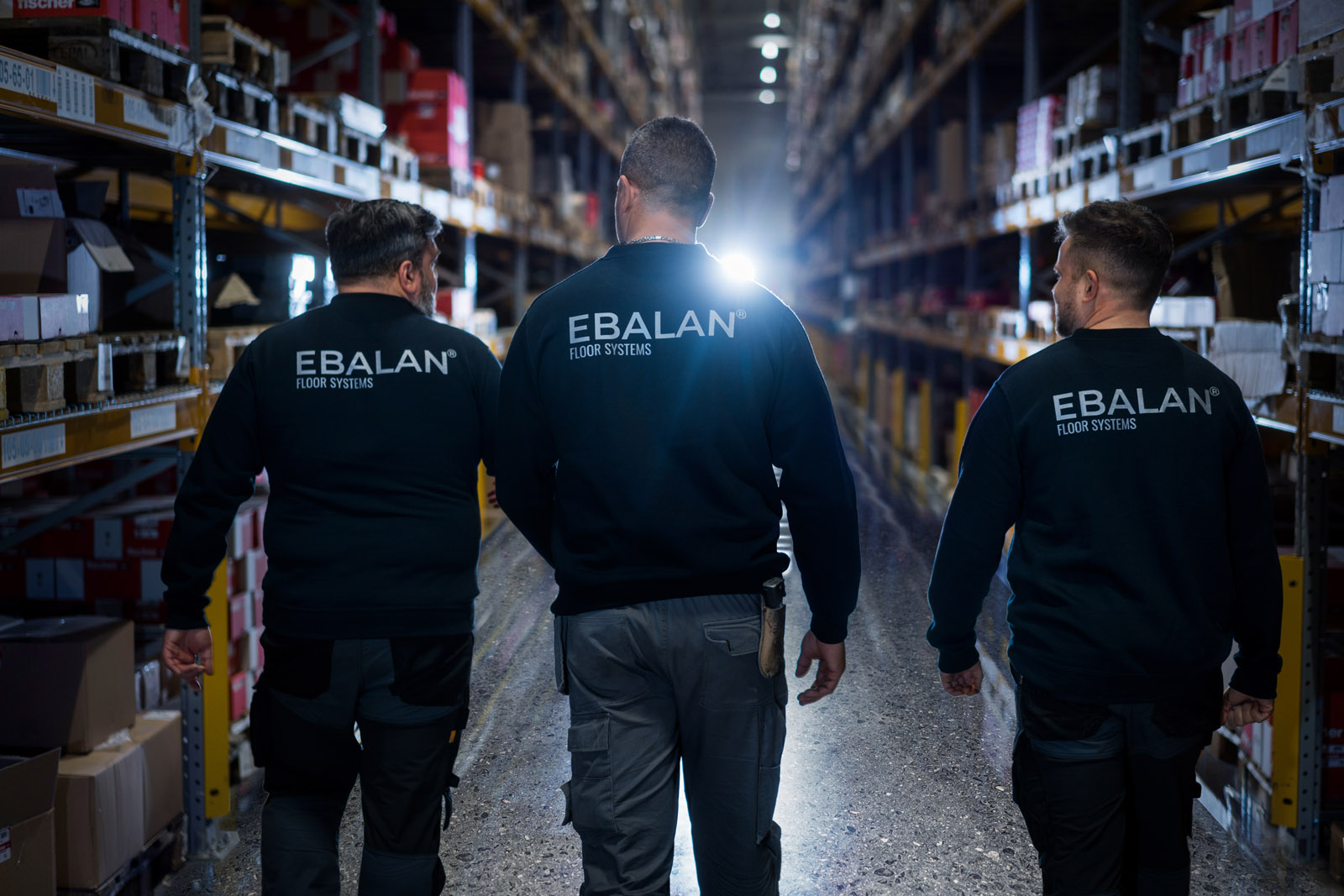 Industriefotografie vom Fotografen Thorsten Schmidtkord, hier Mitarbeiter der EBALAN Floor Systems GmbH im Arbeitsumfeld, im Lager  |   Corporate Experten Foto + Video - EXPOSE Düsseldorf Hamburg Berlin