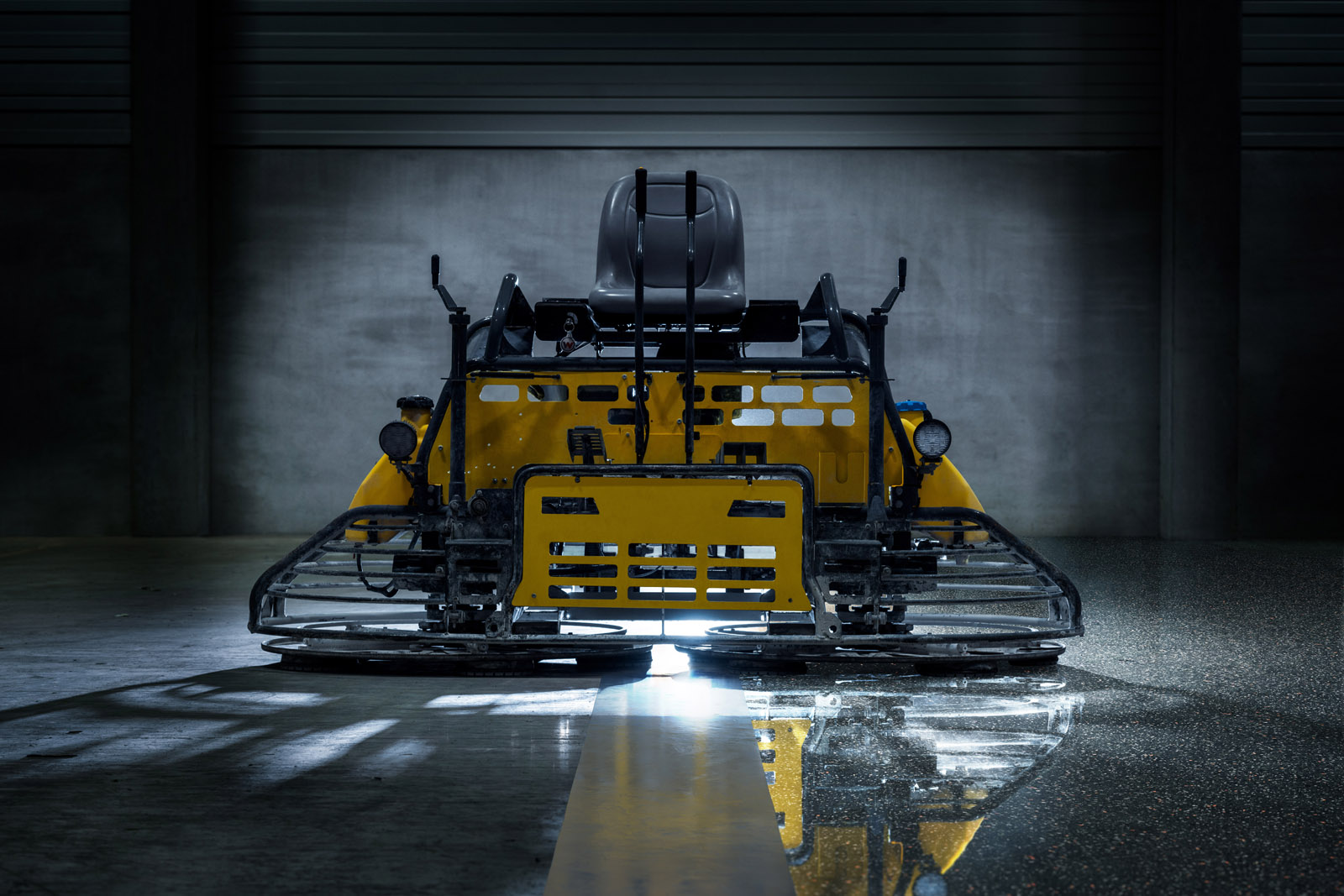Industriefotografie vom Fotografen Thorsten Schmidtkord, hier im Arbeitsumfeld der EBALAN Floor Systems GmbH mit Maschinen  |   Corporate Experten Foto + Video - EXPOSE Düsseldorf Hamburg Berlin