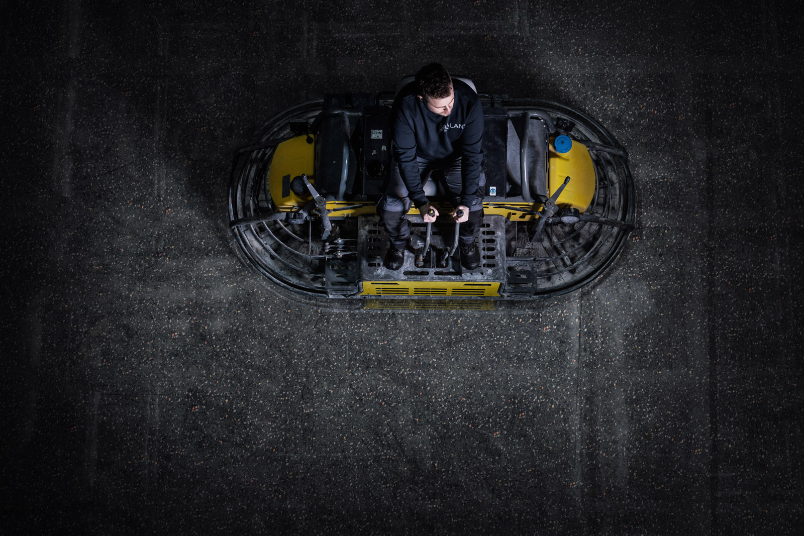 Industriefotografie vom Fotografen Thorsten Schmidtkord, hier Mitarbeiter der EBALAN Floor Systems GmbH in der Arbeitssituation, im Arbeitsumfeld, mit Maschinen  |   Corporate Experten Foto + Video - EXPOSE Düsseldorf Hamburg Berlin