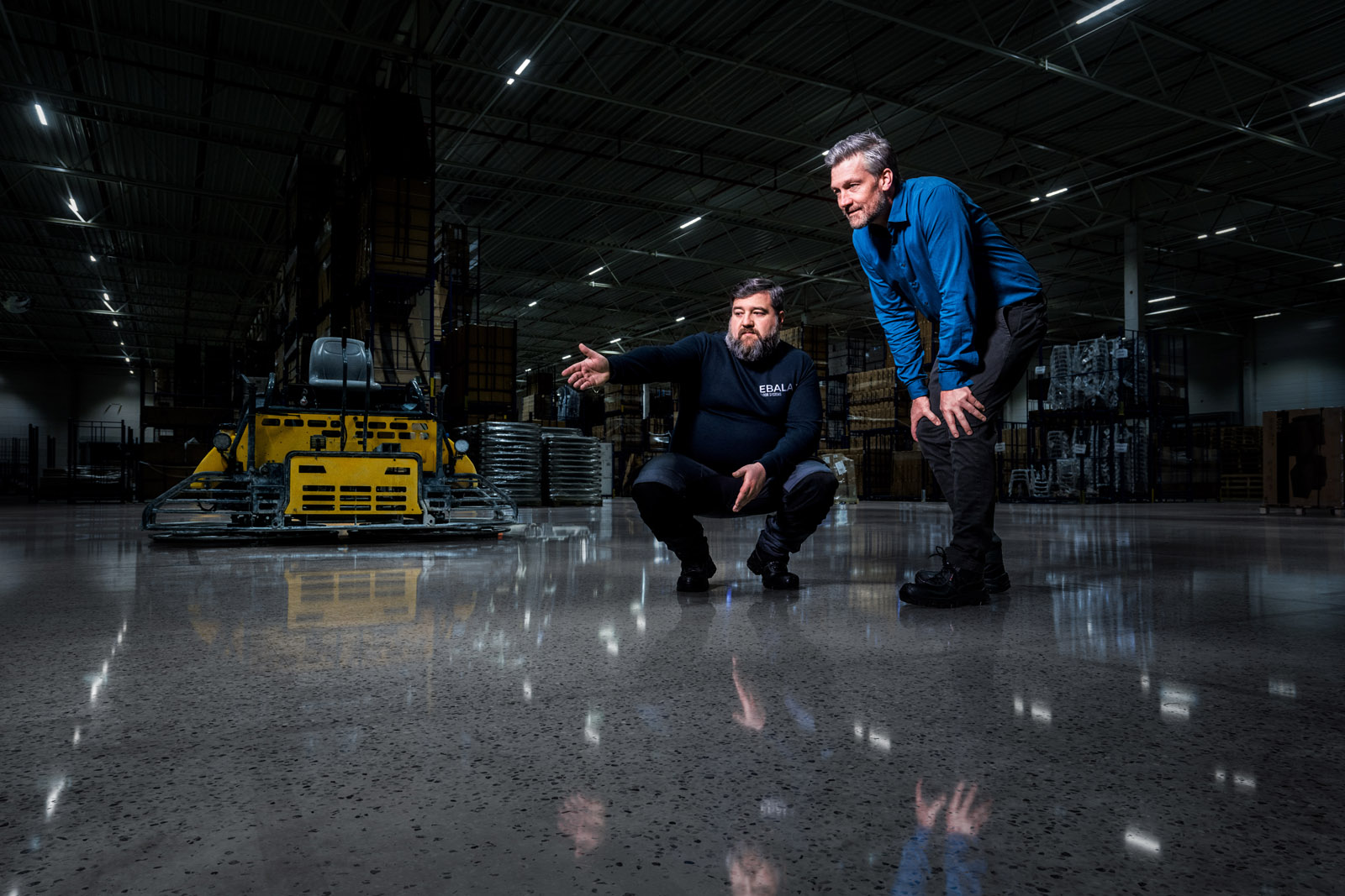 Industriefotografie vom Fotografen Thorsten Schmidtkord, hier Mitarbeiter der EBALAN Floor Systems GmbH in der Arbeitssituation, im Arbeitsumfeld, mit Maschinen  |   Corporate Experten Foto + Video - EXPOSE Düsseldorf Hamburg Berlin