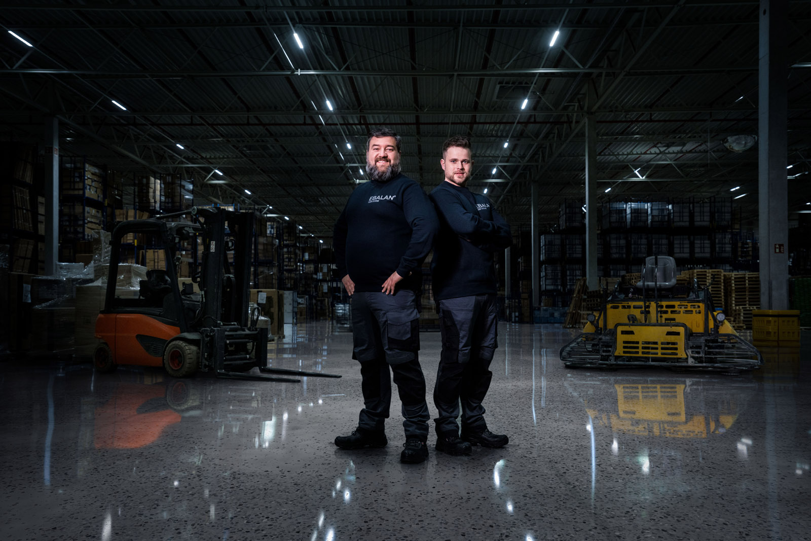 Industriefotografie vom Fotografen Thorsten Schmidtkord, hier Mitarbeiterportrait der EBALAN Floor Systems GmbH im Arbeitsumfeld, mit Maschinen  |   Corporate Experten Foto + Video - EXPOSE Düsseldorf Hamburg Berlin