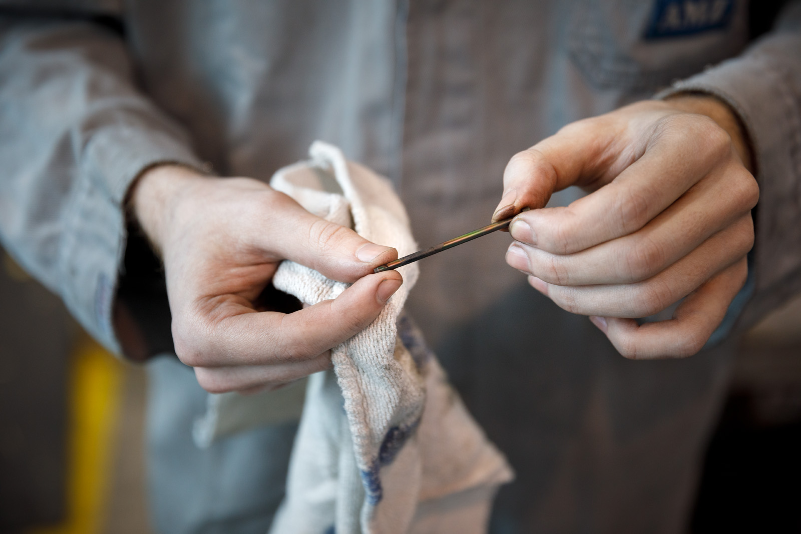 Visuell überzeugend. Anfassbar. Emotional. So wirken moderne Industrieaufnahmen heute. 2 Hände halten einen dünnen Gegenstand