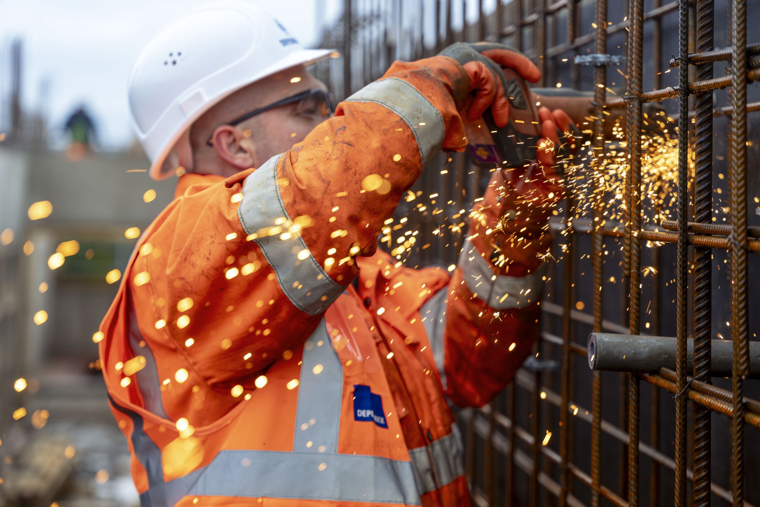 bauarbeiter trennschleifer funkenflug baustelle schmidtkord duesseldorf