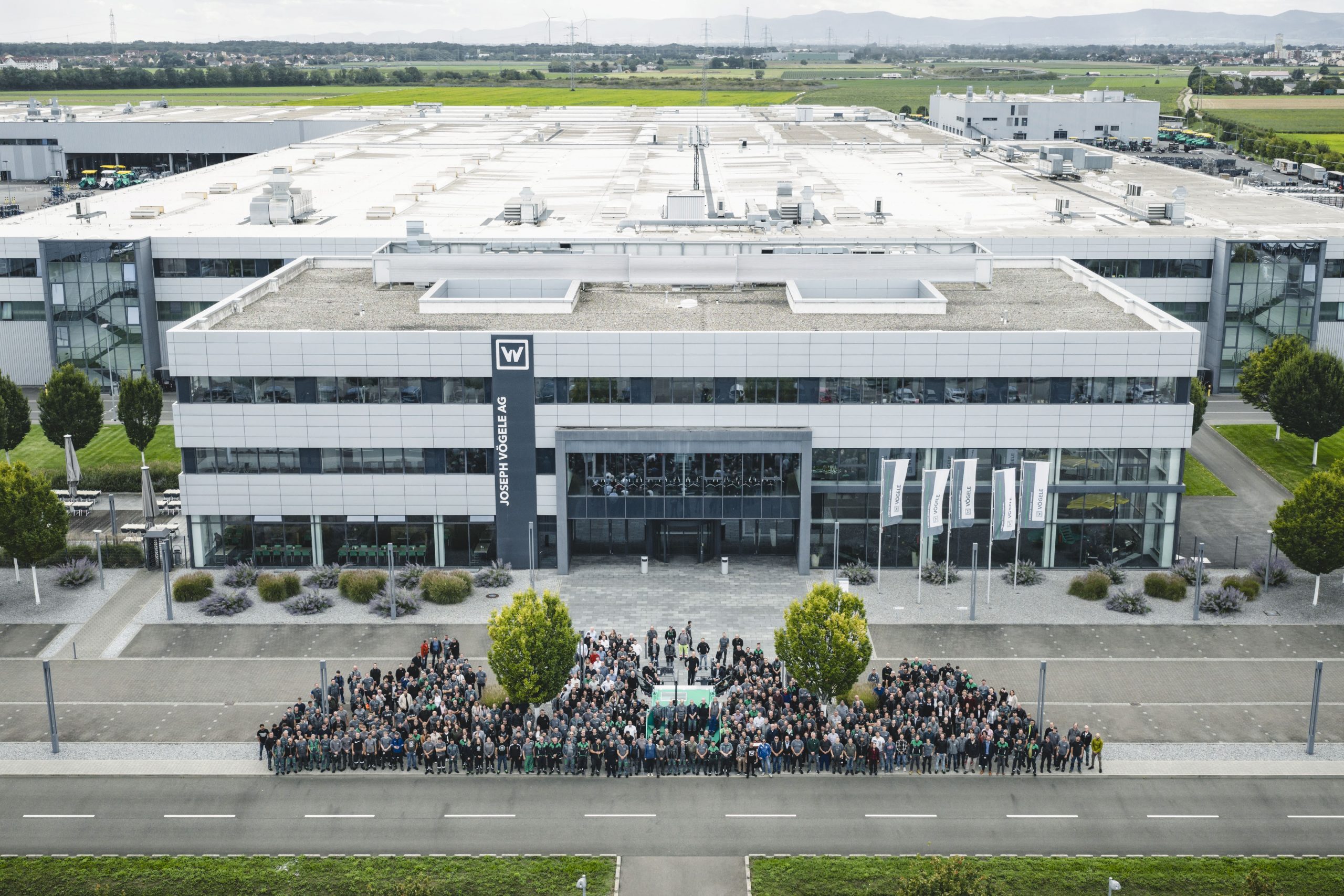 luftaufnahme-unternehmensstandort-mit-mitarbeiter-expose-duesseldorf-voegele luftaufnahme unternehmensstandort mit mitarbeiter expose duesseldorf voegele
