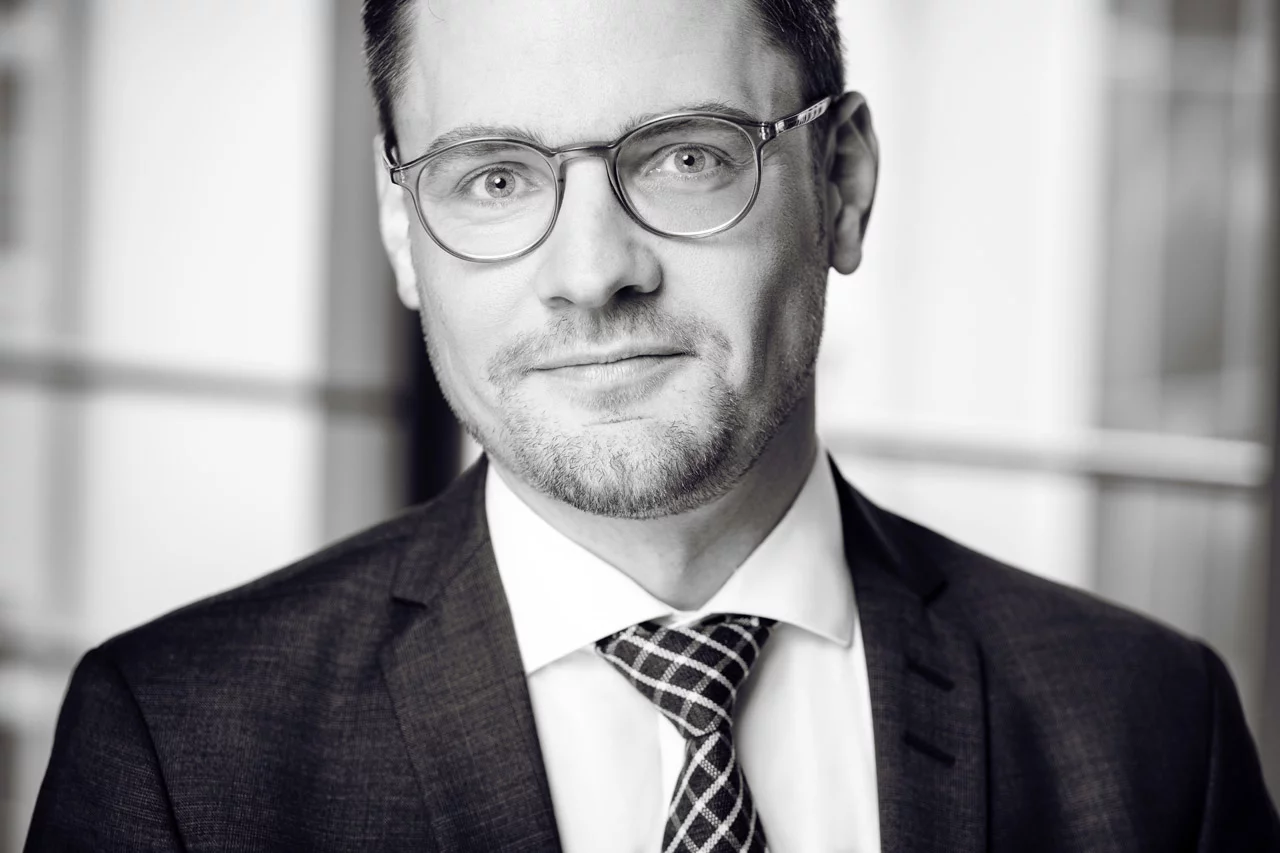 Portraitfotografie des Hamburger Fotografen Christian O. Bruch: Portrait für den Webauftritt der Brüggehagen Rechtsanwälte. Corporate Business Portraits.