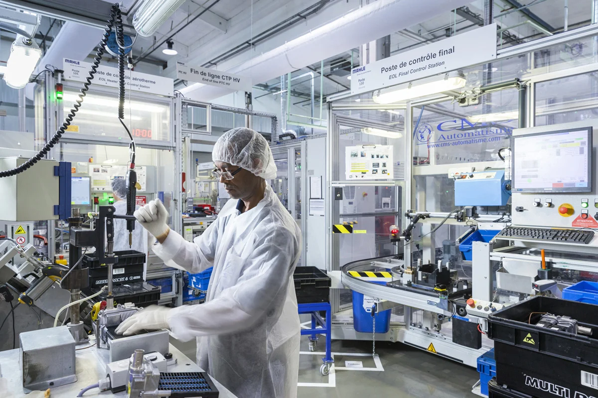 Corporate Fotografie (Unternehmensdarstellung): Fotoproduktion für Mahle International - Mitarbeiter im Arbeitsumfeld - Visualisierung von Arbeitsprozessen © Portraitfotograf Christian O. Bruch Hamburg